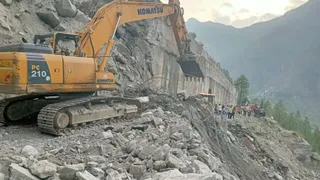 Chamoli Landslide: Debris From Hill Blocks Badrinath Highway In Joshimath, BRO Intensifies Efforts To Restore Traffic