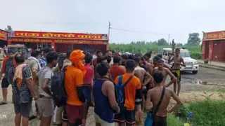 Muzaffarnagar: Kanwariyas Vandalise Dhaba Over Food Served Containing Onion, Garlic