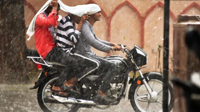 delhi-ncr-weather-update-national-capital-witnesses-light-rain-more-downpour-expected-for-two-days