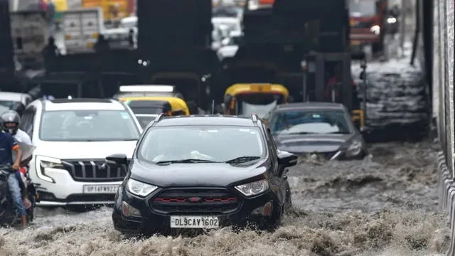 delhi-rain-waterlogging-leads-to-traffic-snarls-as-rain-lashes-parts-of-national-capital-imd-predicts-more-showers-tomorrow-video
