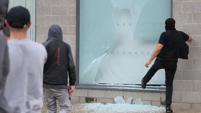 uk-anti-immigration-protests-several-shops-hotels-torched-in-riots-pm-keir-starmer-condemns-far-right-thuggery-latest-updates