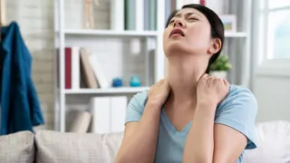 3 Easy Exercises Recommended By Expert To Practice In Office For Back Strain Relief