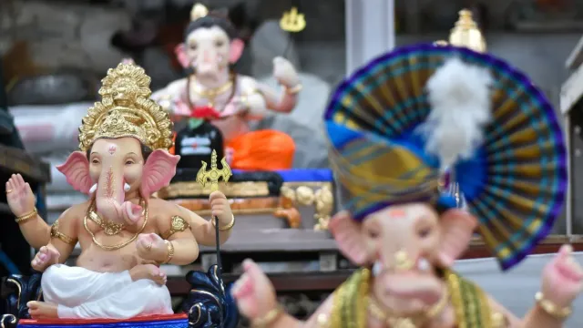 ganesh-chaturthi-2024-september-7-maharashtra-mumbai-celebrations-lalbaugcha-raja-photo-anant-ambani-radhika-merchant-gold-crown-bollywood-celebration-pandals-latest-videos