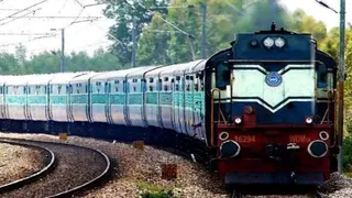 MP News: Somnath Express Narrowly Escapes Collision With Tractor After Loco Pilot Applies Emergency Brakes