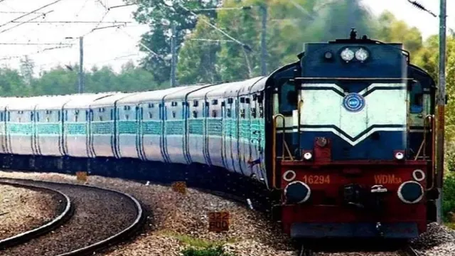 mp-news-somnath-express-narrowly-escapes-collision-with-tractor-in-guramkhedi-after-loco-pilot-applies-emergency-brakes