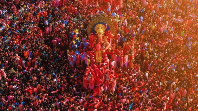 viral-video-of-excited-pune-metro-passengers-chanting-bappa-praise-after-ganesh-visarjan-wins-internet