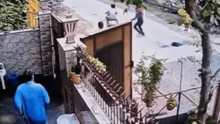 Men Snatch Woman’s Gold Chain From Outside Her Residence’s Gate In Ghaziabad | Viral Video