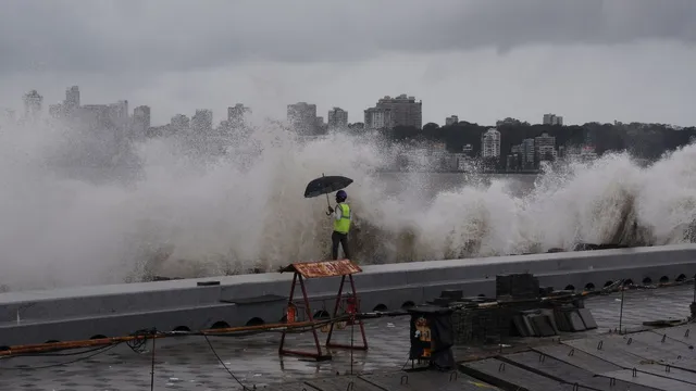 mumbai-weather-high-tide-alert-issued-amid-continuous-rains-yellow-alert-issued-for-5-districts