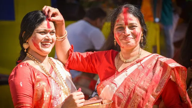 durga-puja-2024-know-about-the-ritual-of-sindoor-khela-and-its-significance