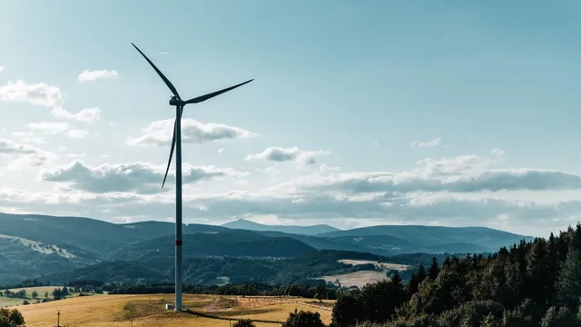 suzlon-energy-receives-400-mw-wind-energy-project-from-jindal-renewables-power-shares-trade-lower