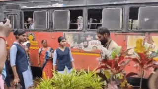 Viral Video: School Girl Beats Bus Conductor With Slipper Over Alleged Molestation; Gets Internet’s Support