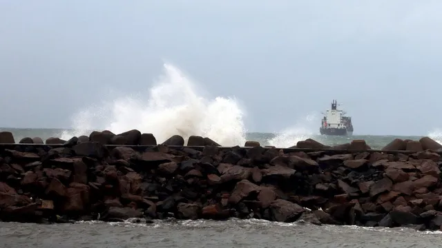 chennai-surrounding-areas-on-high-alert-as-cyclonic-depression-prepares-to-cross-tamil-nadu-andhra-coast