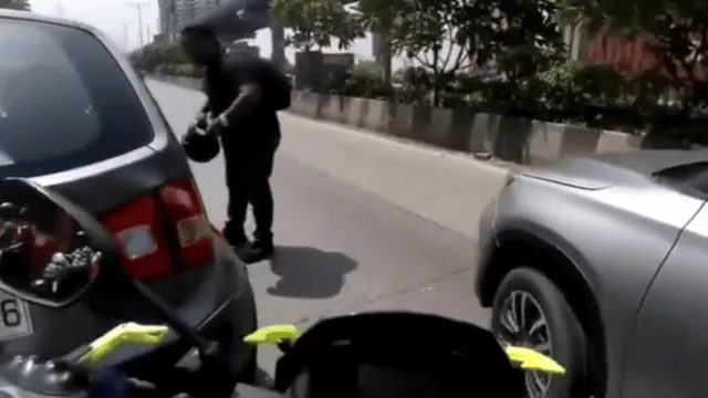 viral-video-aggressively-abusive-exchange-erupts-between-biker-and-car-driver-over-alleged-wrong-overtaking