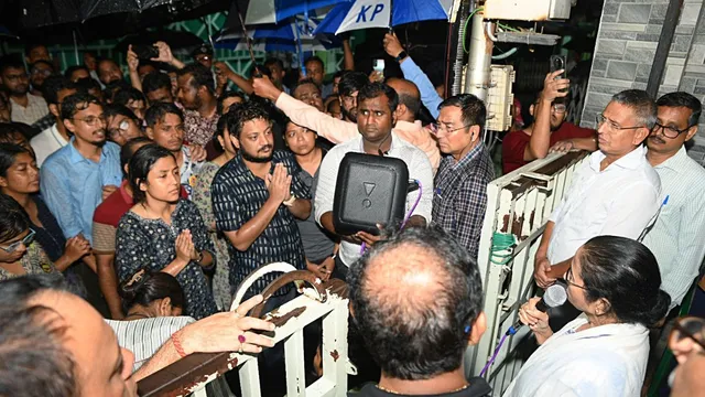 kolkata-junior-doctors-protest-hunger-strike-ends-after-17-days-rg-kar-rape-murder-west-bengal-cm-mamata-banerjee