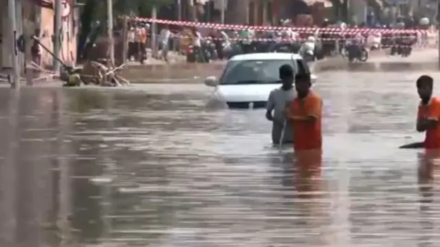bengaluru-weather-overnight-rainfall-causes-severe-waterlogging-traffic-boats-seen-on-roads-more-rains-likely-updates