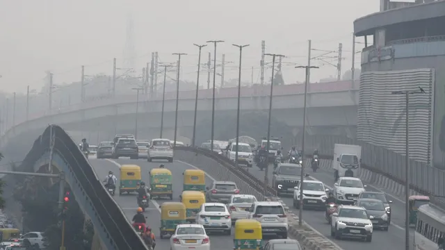 delhi-air-pollution-thick-blanket-of-smog-engulfs-national-capital-as-aqi-settles-in-severe-category-at-several-places-list