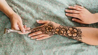 Simple Arabic Mehndi Designs: Trendy Front And Back Hand Designs For Wedding Season