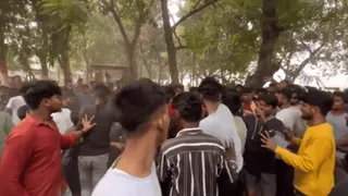 Pushpa 2 Trailer Launch: Allu Arjun Fans Fight, Form Long Queues To Buy Free Passes In Black | Patna Viral Video