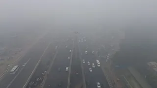 Delhi Chokes Under Toxic Smog As AQI Soars Above 1000; Flights, Trains Delayed, Schools And Colleges Go Online | Updates