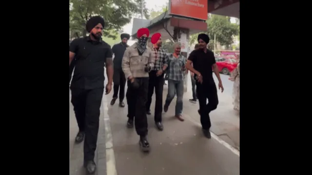 diljit-dosanjh-lookalike-successfully-fools-fans-in-pune-viral-video-gets-mixed-reactions-watch