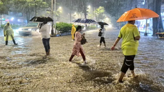 tamil-nadu-weather-imd-issues-red-alert-for-heavy-rain-in-4-districts-mayiladuthurai-karaikal-thiruvarur-nagapattinam-till-dec-1-waterlogging-in-residential-areas-forecast-advisory