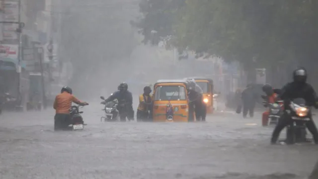 puducherry-school-holidays-cyclone-fengal-n-rangaswamy-tamil-nadu-rains-ndrf-teams-sankaraparani-river-flood-mk-stalin