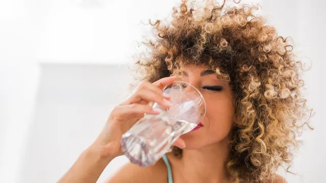 5-reasons-to-start-your-day-with-a-glass-of-water-on-an-empty-stomach