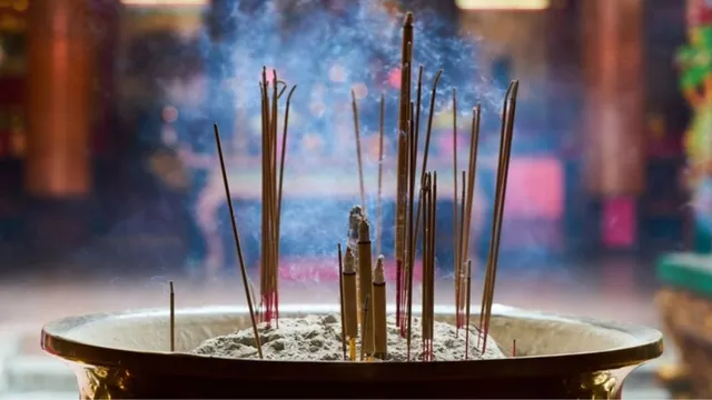 why-you-should-not-use-agarbatti-or-incense-sticks-in-hindu-puja-rituals