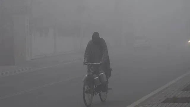 maharashtra-weather-pune-sees-sharp-drop-in-temp-dhule-hits-4-degrees-celcius-imd-forecasts-cooler-nights-ahead