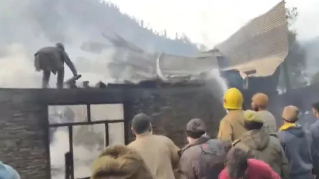 kashmir-news-massive-fire-destroys-houses-in-dodas-bhargi-gandoh-rescue-efforts-underway-video