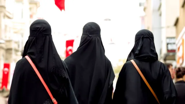 thane-man-gives-triple-talaq-to-wife-for-going-alone-for-walk-booked