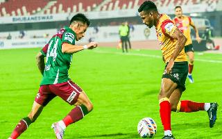 mohun-bagan-vs-east-bengal-live-football-score-isl-2024-match-mbsg-v-ebfc-scorecard-bengal-derby-updates-salt-lake-stadium-kolkata-jiocinema-lb