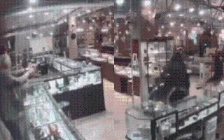 Viral Video: Jewellery Shop Owner Bravely Shoots At Thieves With Gun Turning Robbery Attempt Into Life Lesson