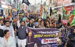 farmers-vow-to-continue-protest-until-demands-met-unaffected-by-election-code-candlelight-vigil-held-for-shubhkaran-updates