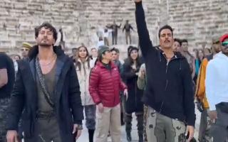 Akshay Kumar And Tiger Shroff Celebrate Ayodhya's Ram Mandir Inauguration In Jordan | Watch