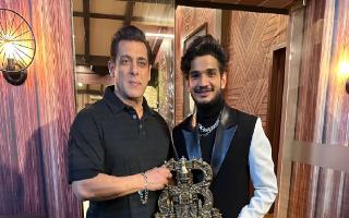 Bigg Boss 17 Winner: Munawar Faruqui Shares Photo With Salman Khan After Lifting The Trophy, Thanks Fans For Supporting Him