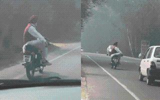 sardar-ji-savage-bike-ride-without-using-hands-impresses-internet-viral-video