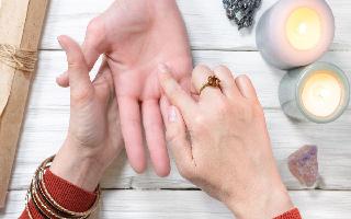 8 Signs On Your Palm That Indicate You’re Going To Live Richie Rich Life | Palmistry Reading