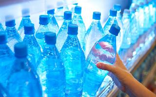One-Liter Water Bottle Contains Around 240,000 Plastic Fragments, Says Study | Doctor Weighs In