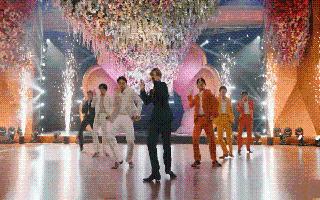 BTS V, Jungkook, Jin And Others Turn Into Shah Rukh Khan From Mohabbatein Dancing On Aankhein Khuli Ho | Watch Viral Video