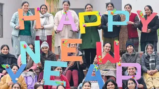 happy-new-year-2025-mumbai-to-manali-india-ushers-into-2025-with-joy-new-hopes-president-murmu-extends-new-year-greetings-video