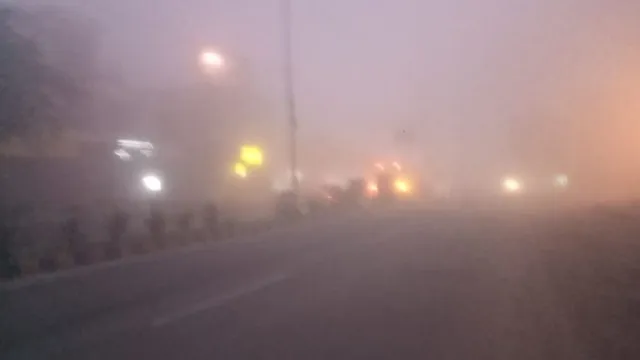delhi-ncr-weather-update-dense-fog-affects-visibility-imd-predicts-further-temperature-dip-orange-alert-video