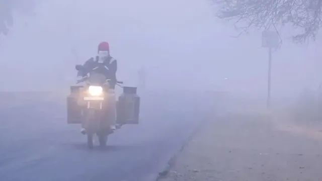 weather-update-dense-fog-grips-delhi-uttar-pradesh-snowfall-in-parts-of-himachal-pradesh-jk