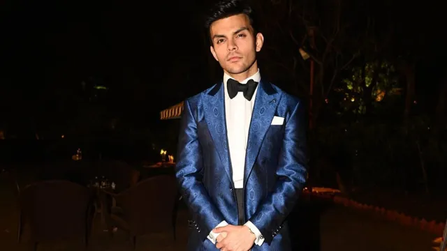 sky-force-who-is-actor-veer-pahariya-sara-ali-khan-ex-debuting-in-akshay-kumar-movie-know-all-about-his-link-in-bollywood