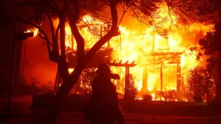 southern-california-wildfires-wreak-havoc-horrific-video-shows-houses-burnt-thousands-fleeing