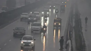 Delhi Shivers In Cold Spell As IMD Predicts More Rain On Sunday; AQI Improves To 'Poor' Category | Forecast