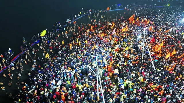 mahakumbh-mela-2025-saints-of-13-akhadas-take-holy-dip-as-grand-amrit-snan-begins-on-makar-sankranti