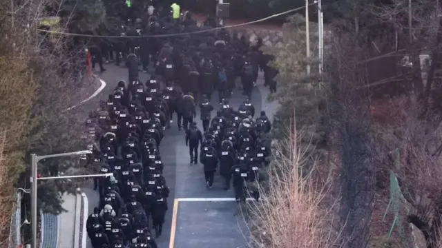 south-koreas-impeached-president-yoon-suk-yeol-arrested-after-intense-standoff-between-police-and-his-security-guards