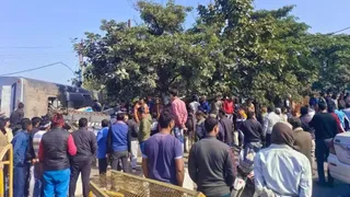 Mahakumbh News: 25 Injured As Prayagraj-Bound Double Decker Bus Overturns Near Lucknow, Driver Flees Scene