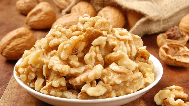 5-healthy-reasons-to-eat-soaked-walnuts-in-morning